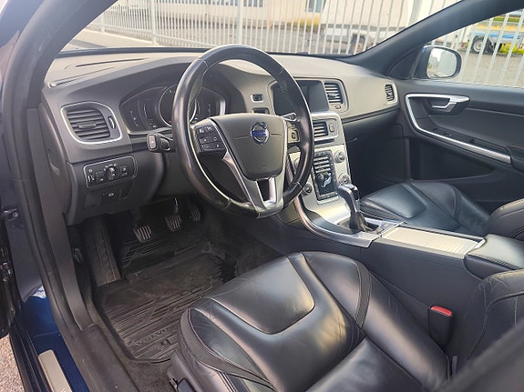 Volvo V60 2 of 15