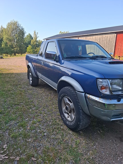 Nissan NP300 2 of 10
