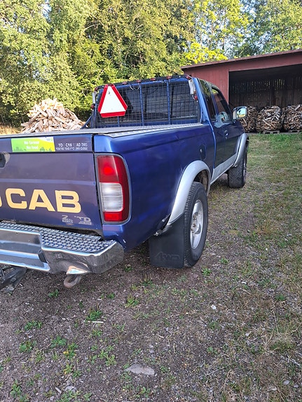 Nissan NP300 3 of 10