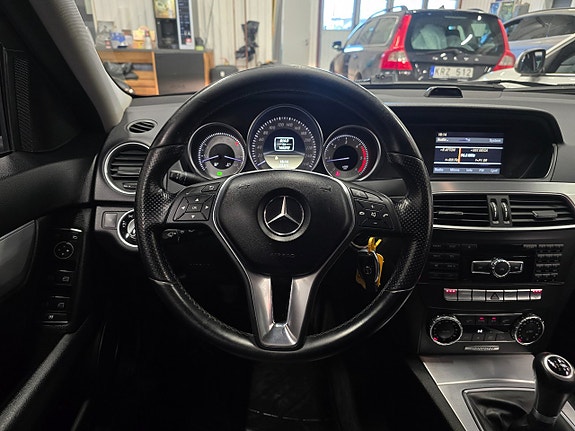 Mercedes-Benz C200 12 of 27