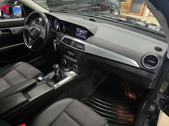 Mercedes-Benz C200 16 of 27