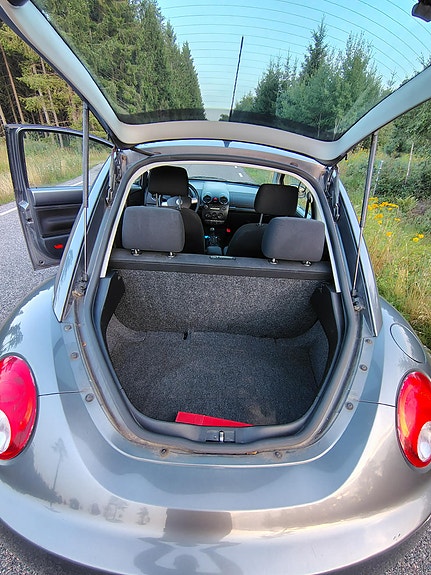 Volkswagen New Beetle 6 of 8