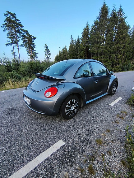 Volkswagen New Beetle 2 of 8