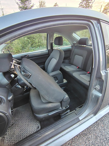 Volkswagen New Beetle 8 of 8