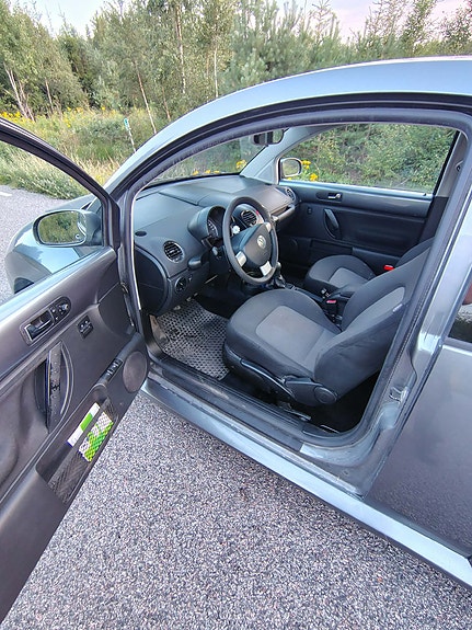 Volkswagen New Beetle 7 of 8