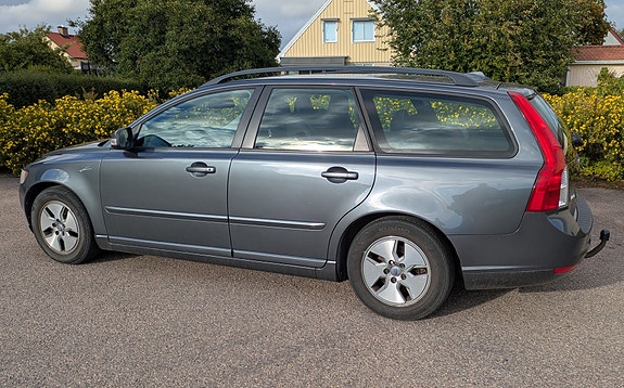 Volvo V50 2 of 10