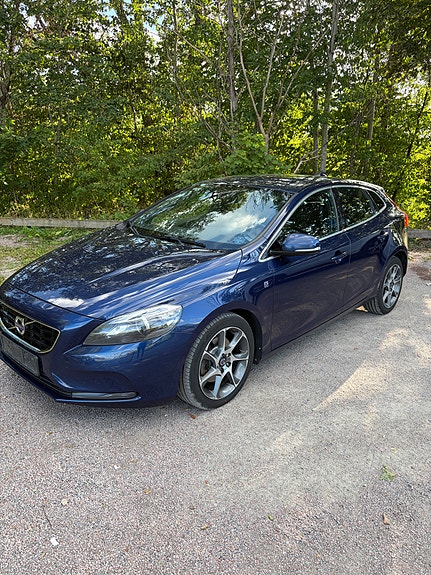 Volvo V40 2 of 11