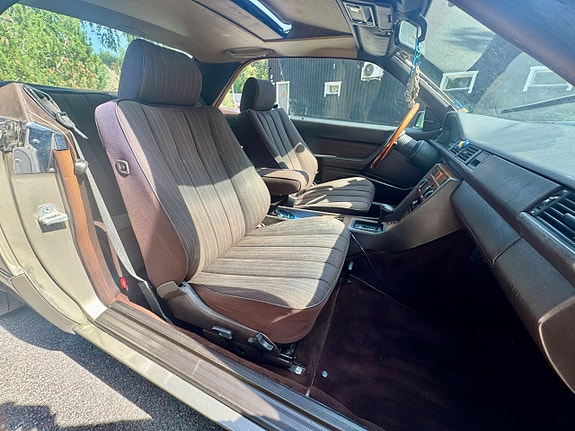 Mercedes-Benz 230 CE 9 of 18