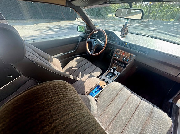 Mercedes-Benz 230 CE 11 of 18