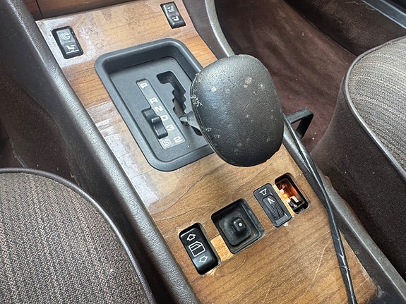 Mercedes-Benz 230 CE 16 of 18