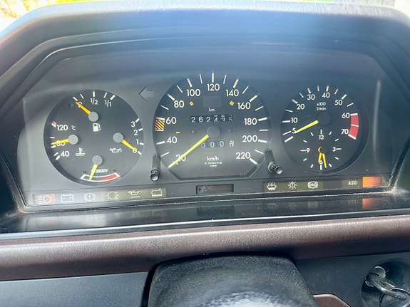 Mercedes-Benz 230 CE 14 of 18