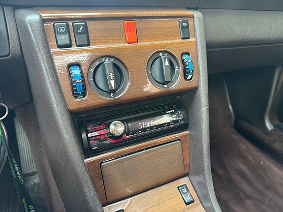 Mercedes-Benz 230 CE 15 of 18