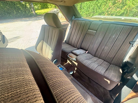 Mercedes-Benz 230 CE 13 of 18