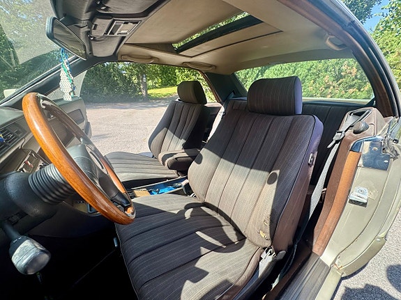 Mercedes-Benz 230 CE 12 of 18