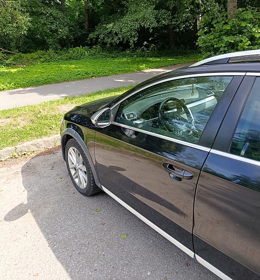 Volkswagen Passat Alltrack 4 of 6