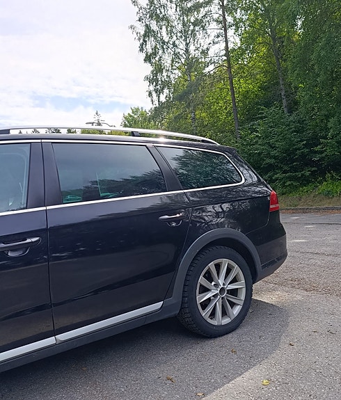 Volkswagen Passat Alltrack 3 of 6