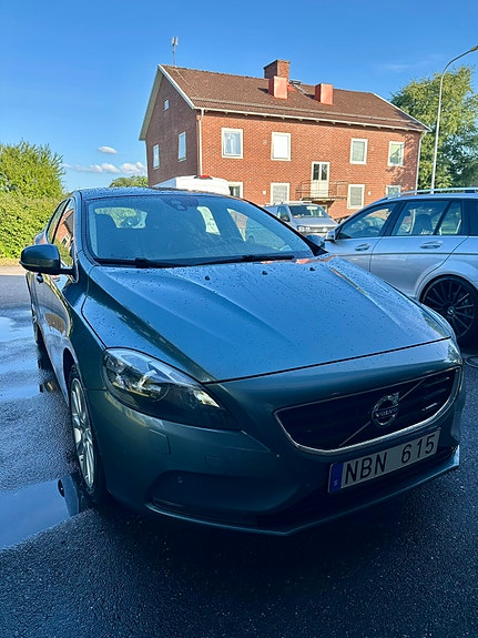 Volvo V40 2 of 7