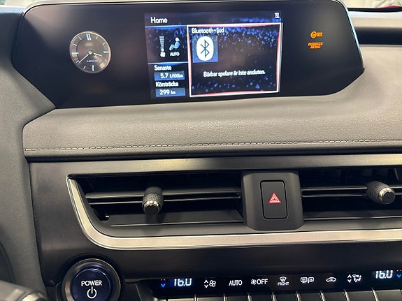 Lexus UX250h 12 of 14