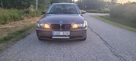 BMW 318i 3 of 7