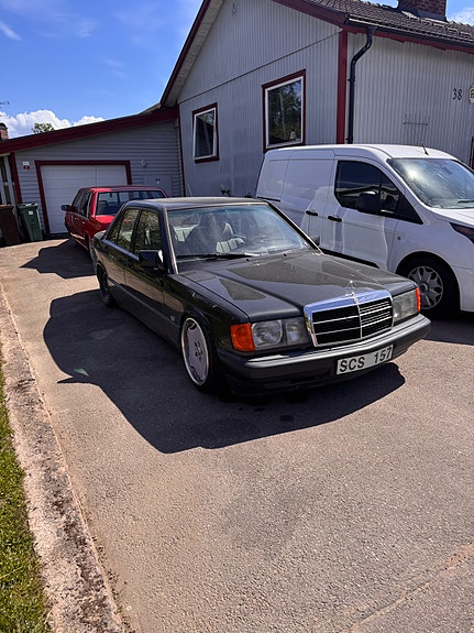 Mercedes-Benz 190 E 2 of 4