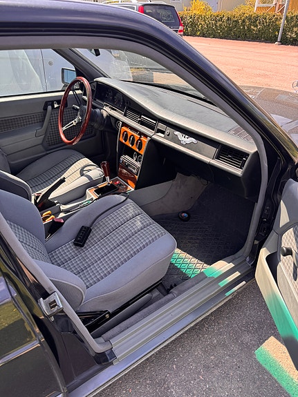 Mercedes-Benz 190 E 4 of 4