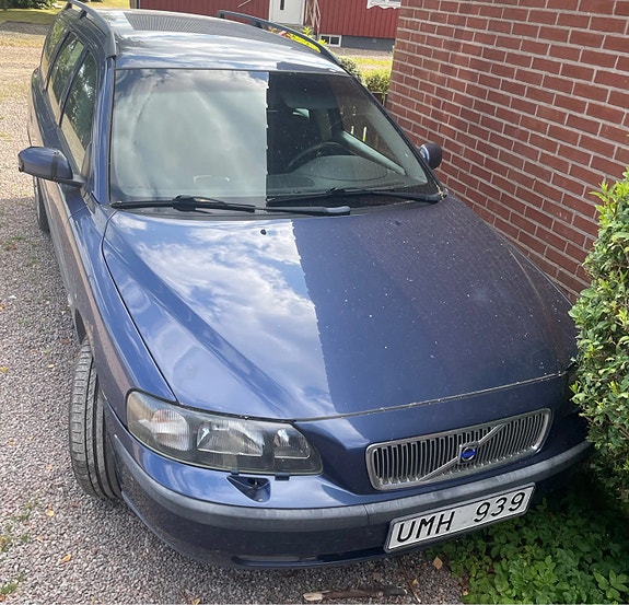 Volvo V70 2 of 3