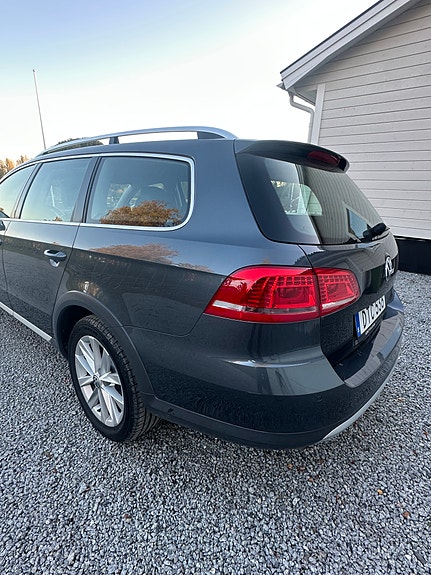 Volkswagen Passat Alltrack 2 of 15