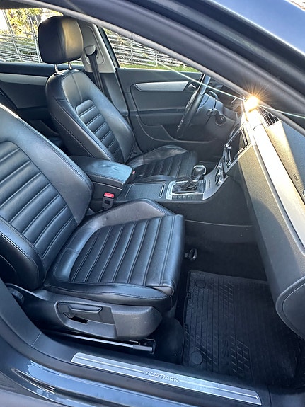 Volkswagen Passat Alltrack 12 of 15