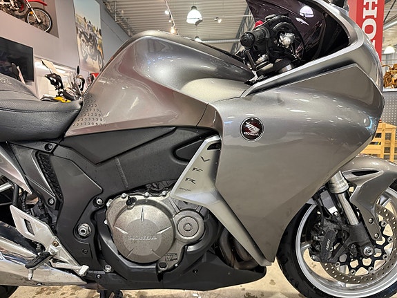 Honda VFR1200FA 9 of 12