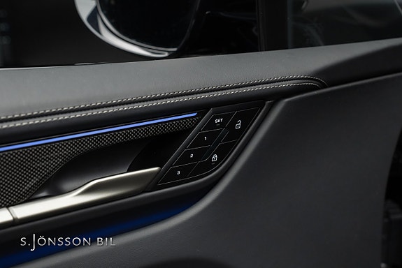 Porsche Macan Turbo 12 of 20