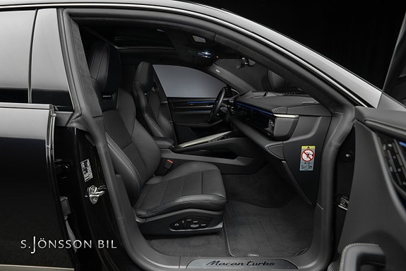 Porsche Macan Turbo 16 of 20
