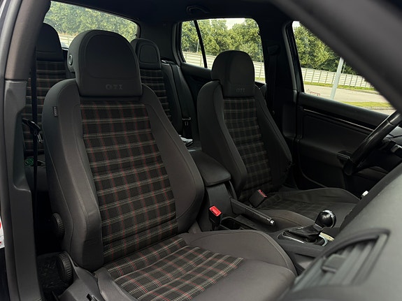 Volkswagen Golf V 8 of 8