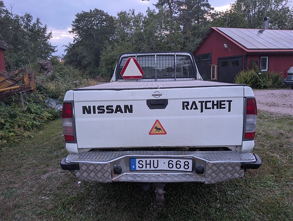 Nissan NP300 4 of 16