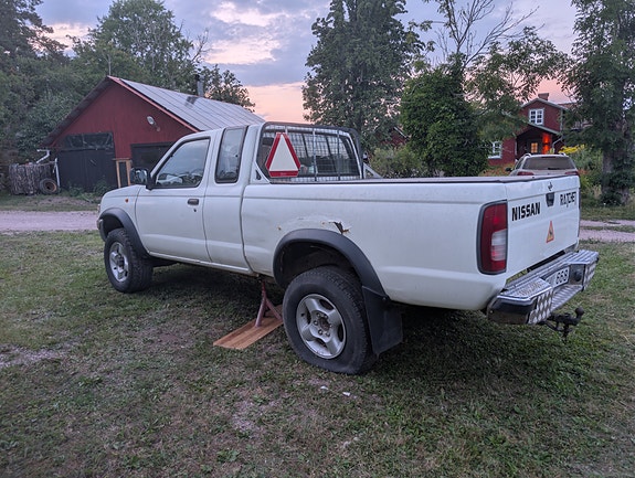 Nissan NP300 2 of 16