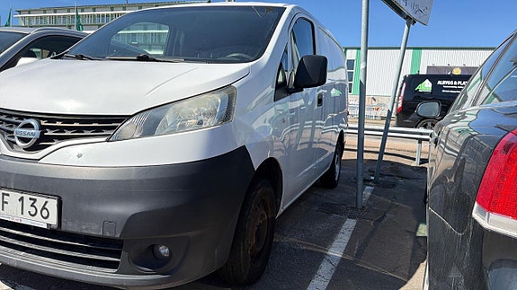 Nissan NV200 4 of 8