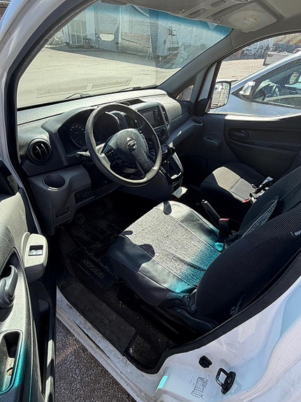 Nissan NV200 2 of 8