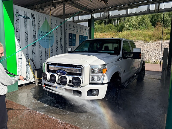 Ford F-250 5 of 6