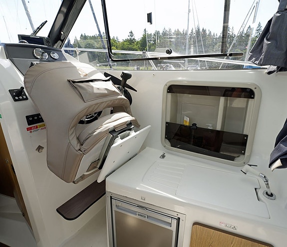 Beneteau Antares 780 11 of 15