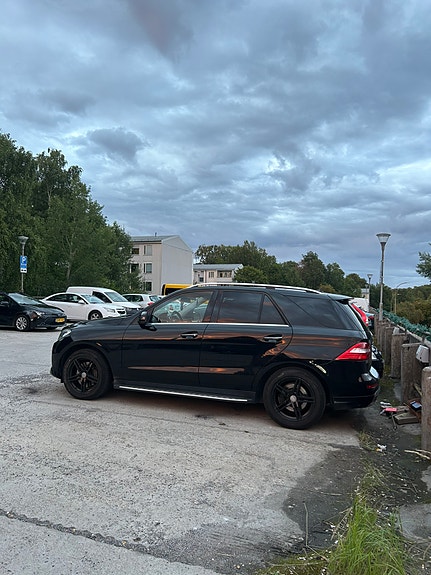 Mercedes-Benz ML350 3 of 20
