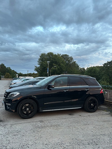 Mercedes-Benz ML350 2 of 20
