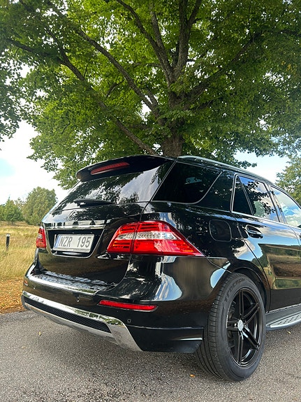 Mercedes-Benz ML350 12 of 30