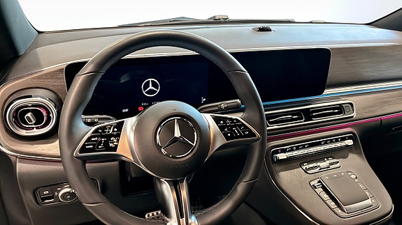 Mercedes-Benz V300 d 8 of 12
