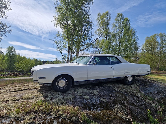 Oldsmobile Ninety-Eight 2 of 6