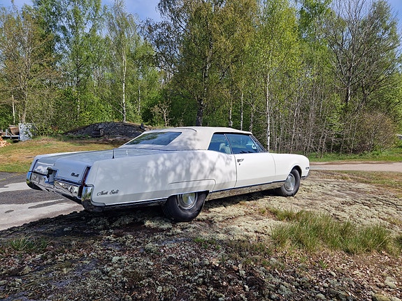 Oldsmobile Ninety-Eight 4 of 6