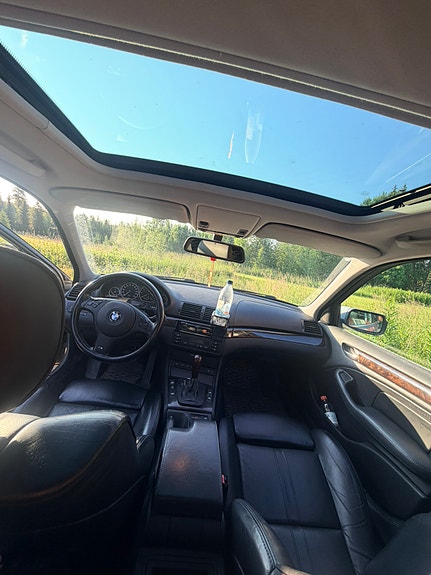 BMW 330Xi 4 of 5