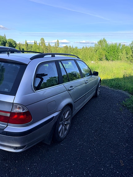 BMW 330Xi 2 of 5