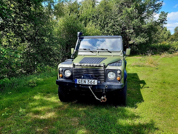 Land Rover Defender 110 2 of 7
