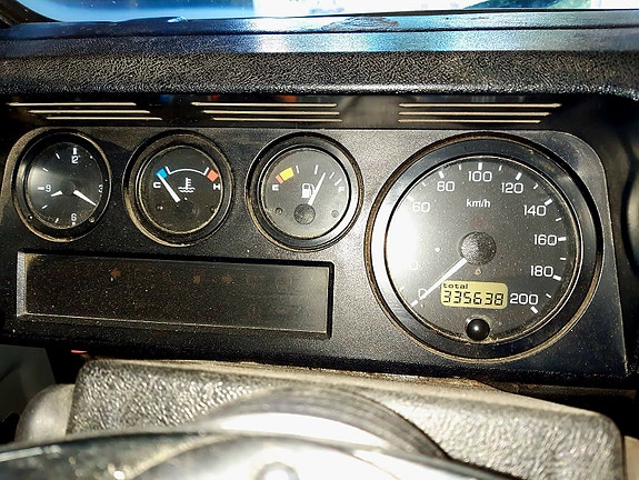 Land Rover Defender 110 3 of 7