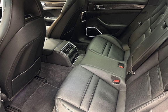 Porsche Panamera 4 12 of 17