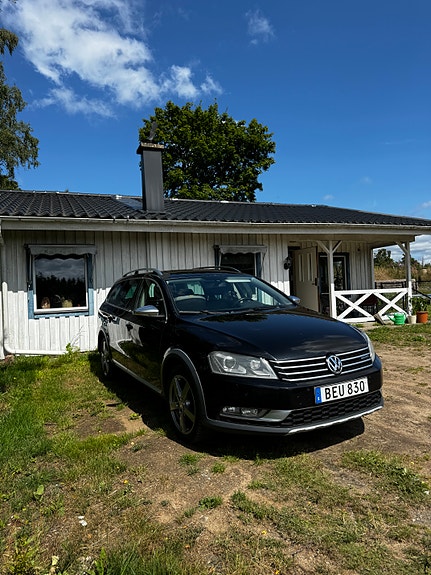 Volkswagen Passat Alltrack 2 of 3